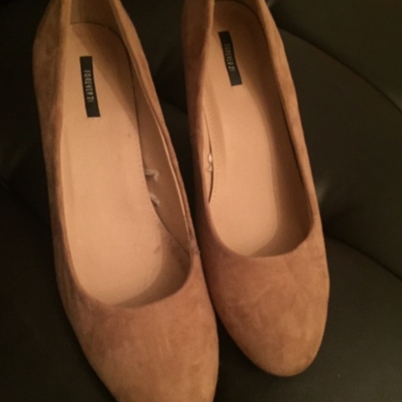 Suede Tan Pumps - size 10 - Picture 5 of 5